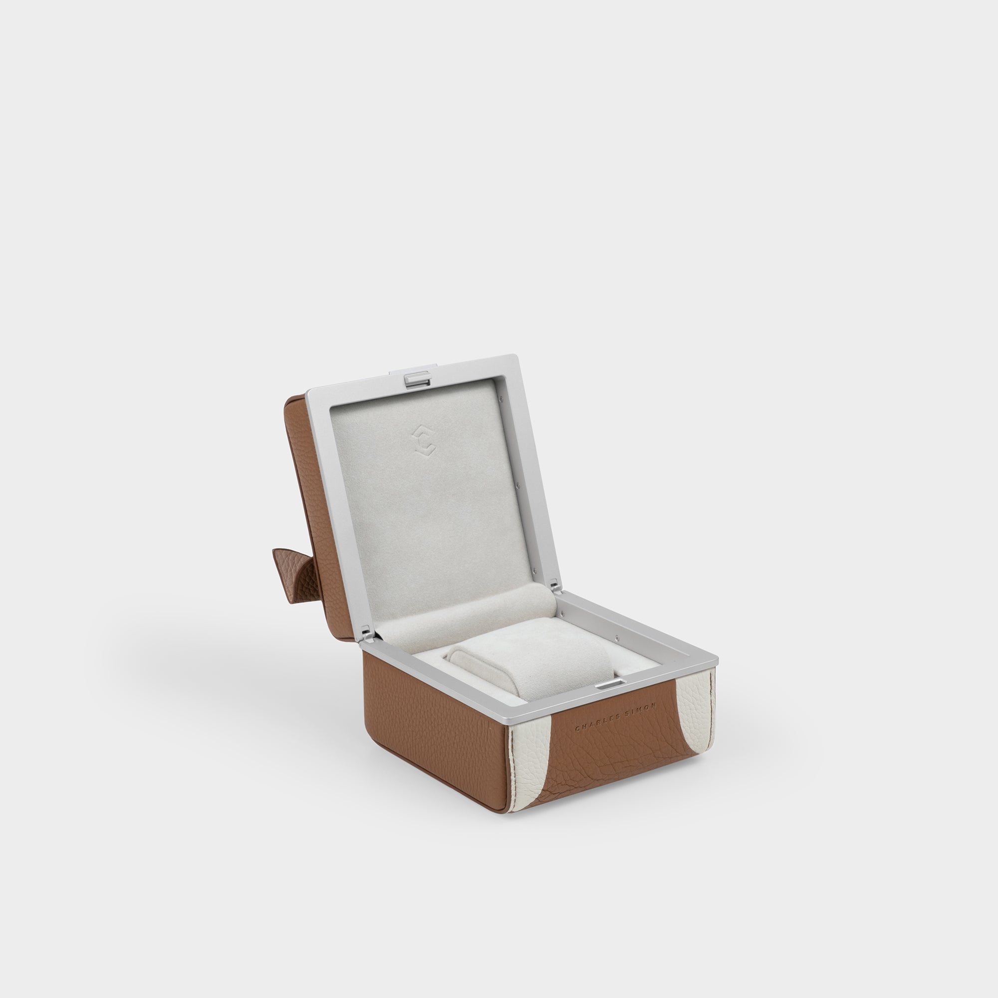 Charles-Simon_Eaton-1_special-edition_bulldog_opened_96ca19ed-2e4d-4a36-af55-bec991cbd601 2000 × 2000px Product photo of open Special Edition Bulldog Eaton 1 Watch case showcasing 1 watch cushion and Alabaster Alcantara interior lining. Handcrafted in Canada to store and display 1 watch.