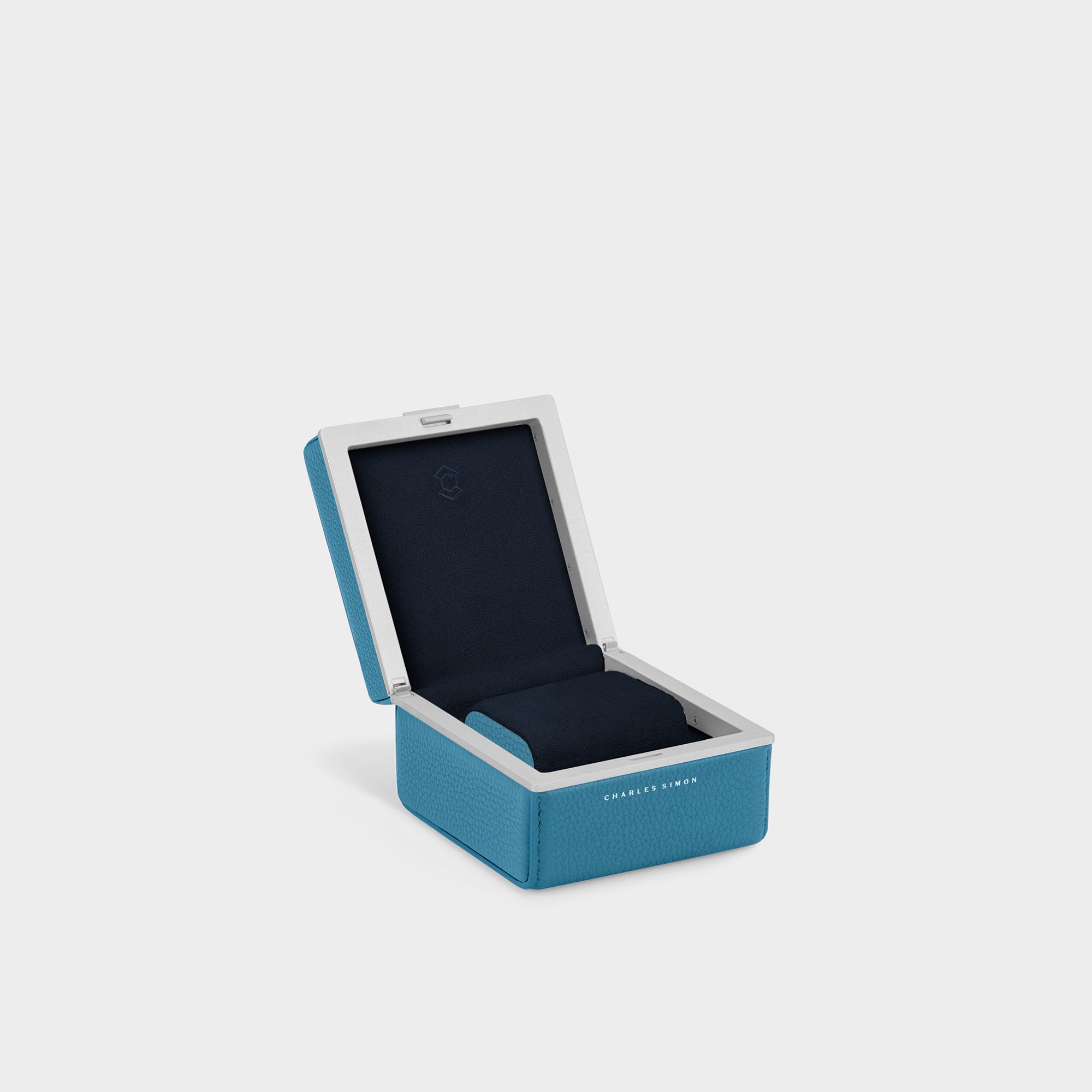 Eaton 1 watch case for 1 watch. Handmade from sky blue French leather, anodized aluminum and deep blue Alcantara interior with contrasting sky blue leather accent cushion sides