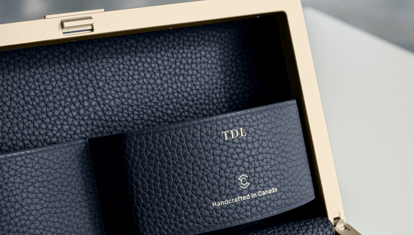 Charles-Simon_Product_Personalization_Moraine_champagne-aluminum_marine_initials