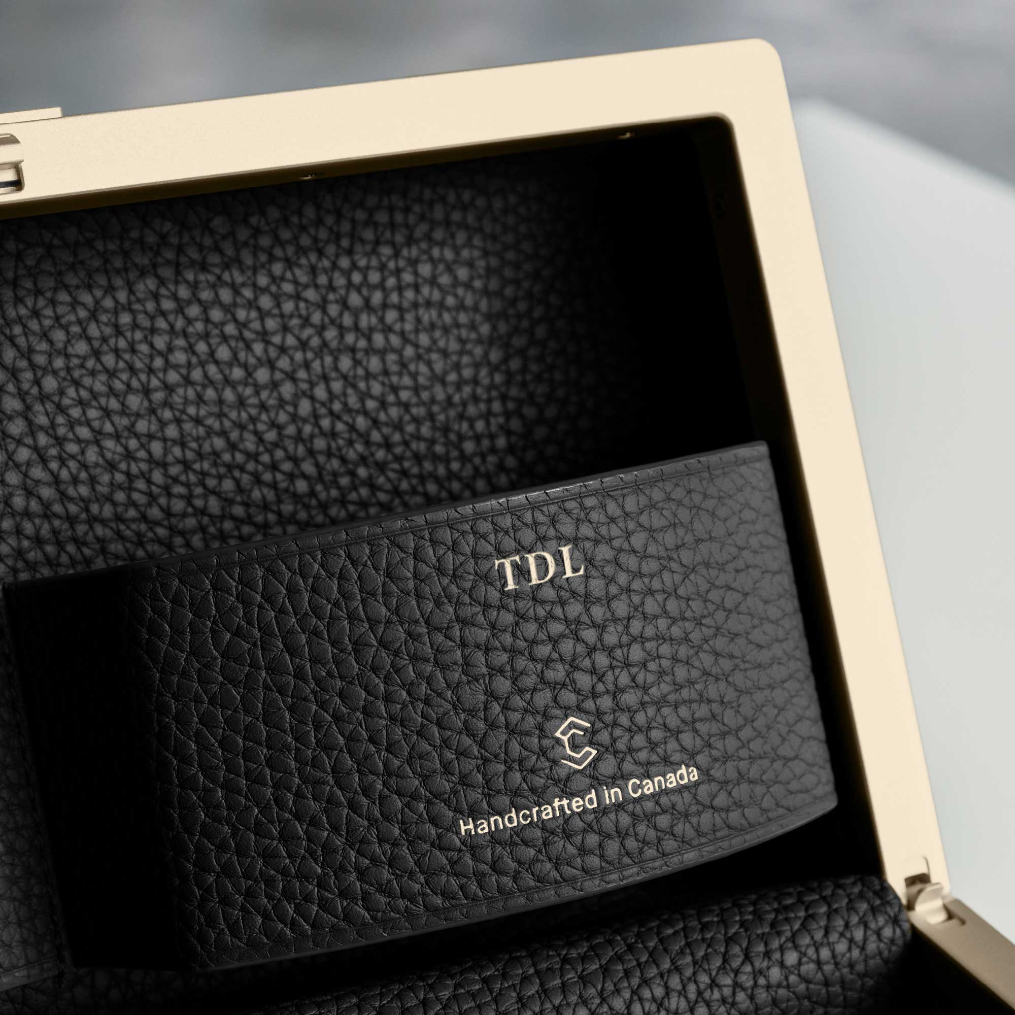 MORAINE TOILETRY BAG - BLACK / CHAMPAGNE