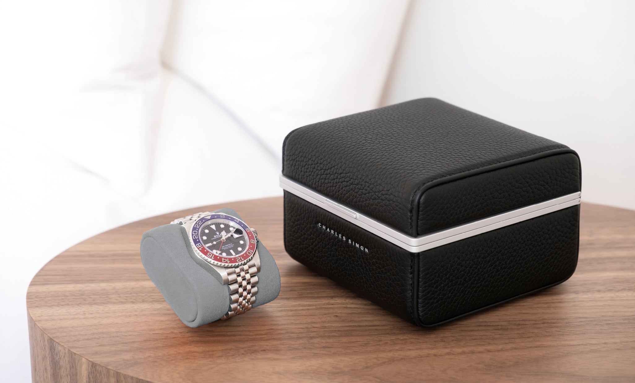 eaton 1 signel watch case in black with anodised aluminum with separately lying watch on removable grey cushion
