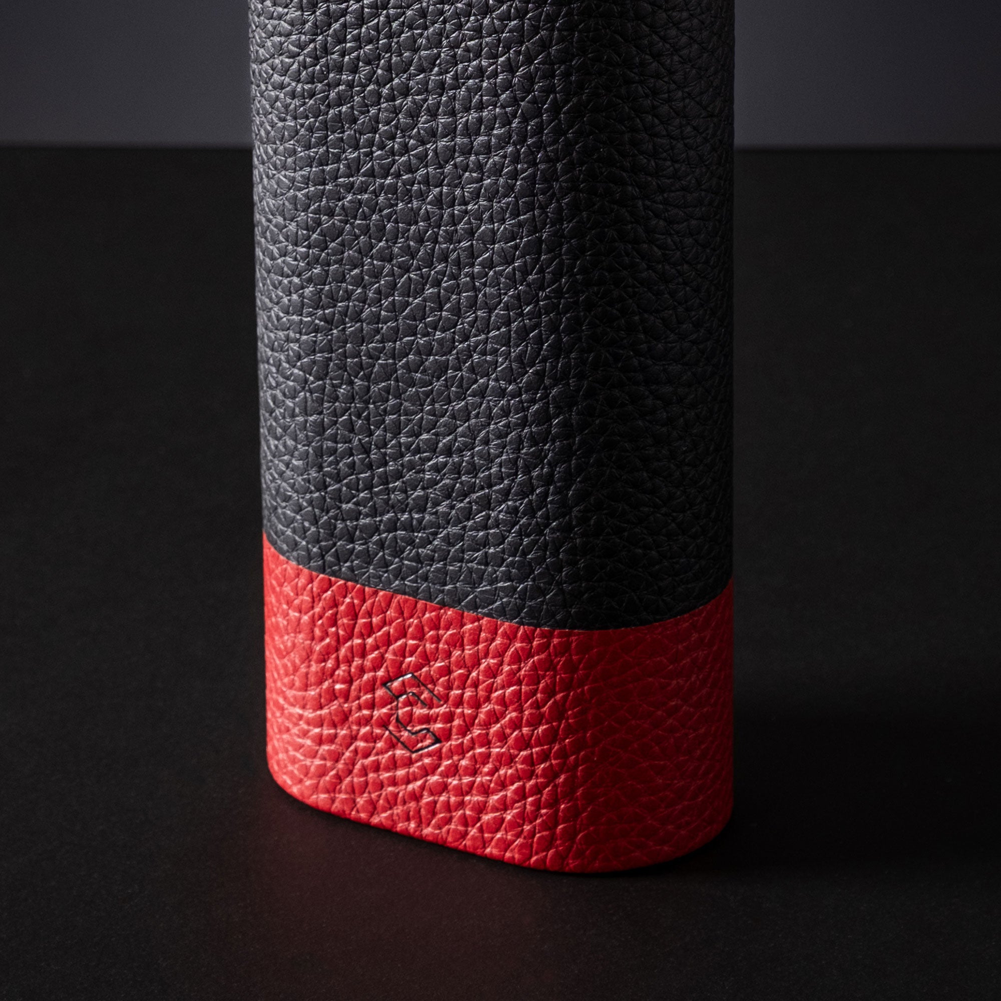 Travel watch roll Formula 1 style, sleek single watch case with strap for secure watch protection on the go. Black and red young bull leather.