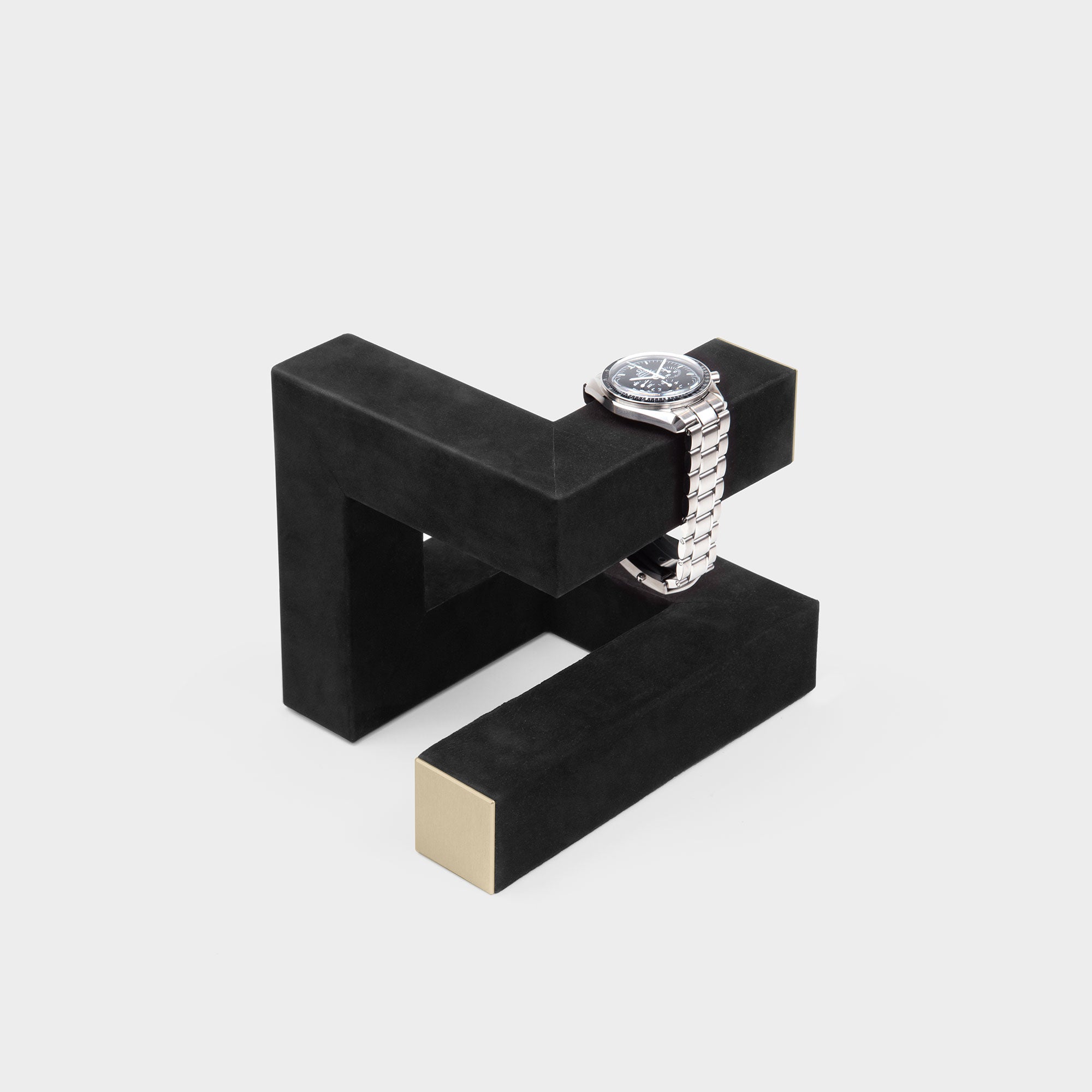 Product photo of Hudson 3 Watch stand in gold displaying one watch