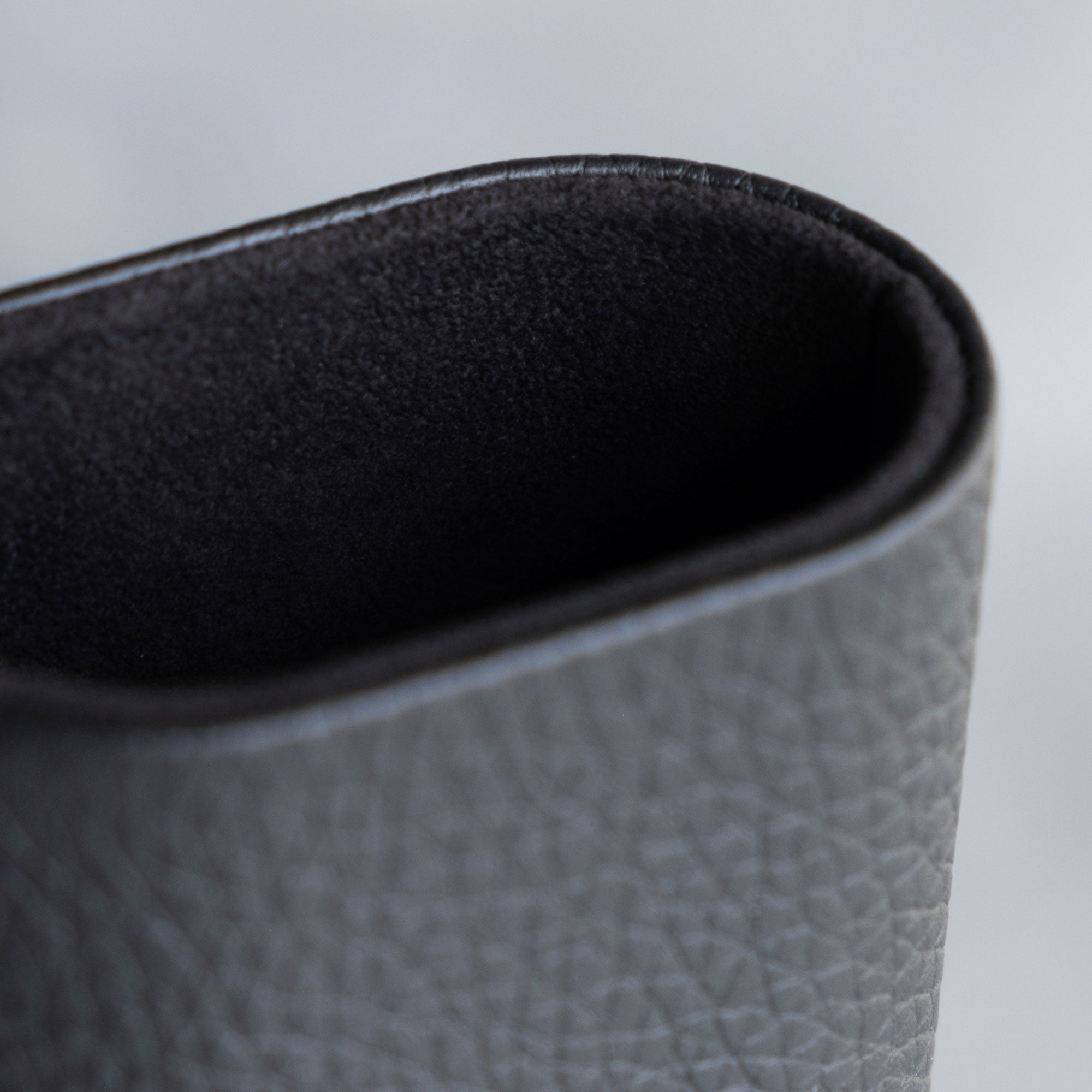 Detail photo showing the black leather exterior and notte Alcantara interior lining of the Charles Simon Oscar Travel Watch roll