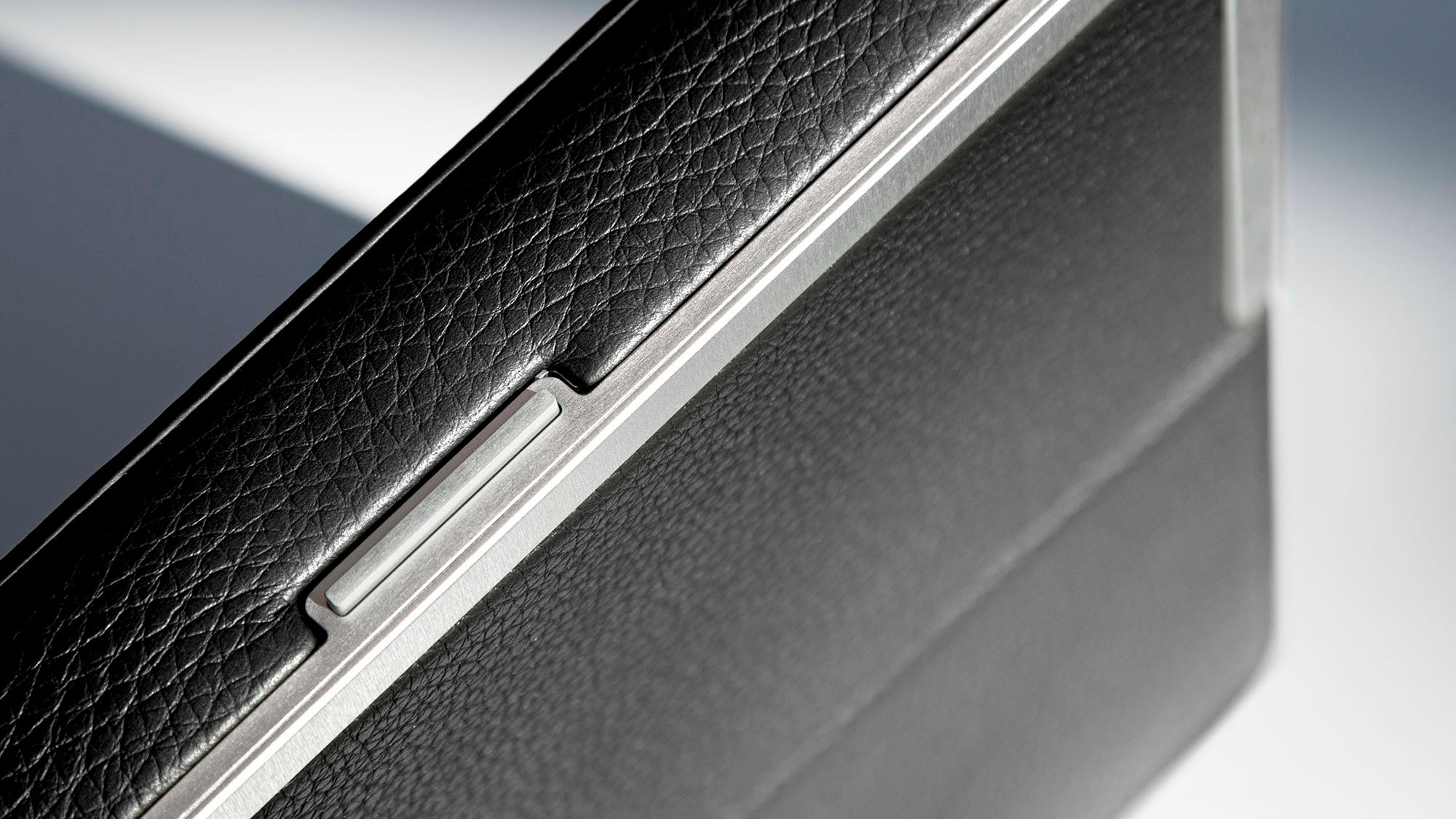 lock of the luxury travel wallet, aluminium details of the travel wallet