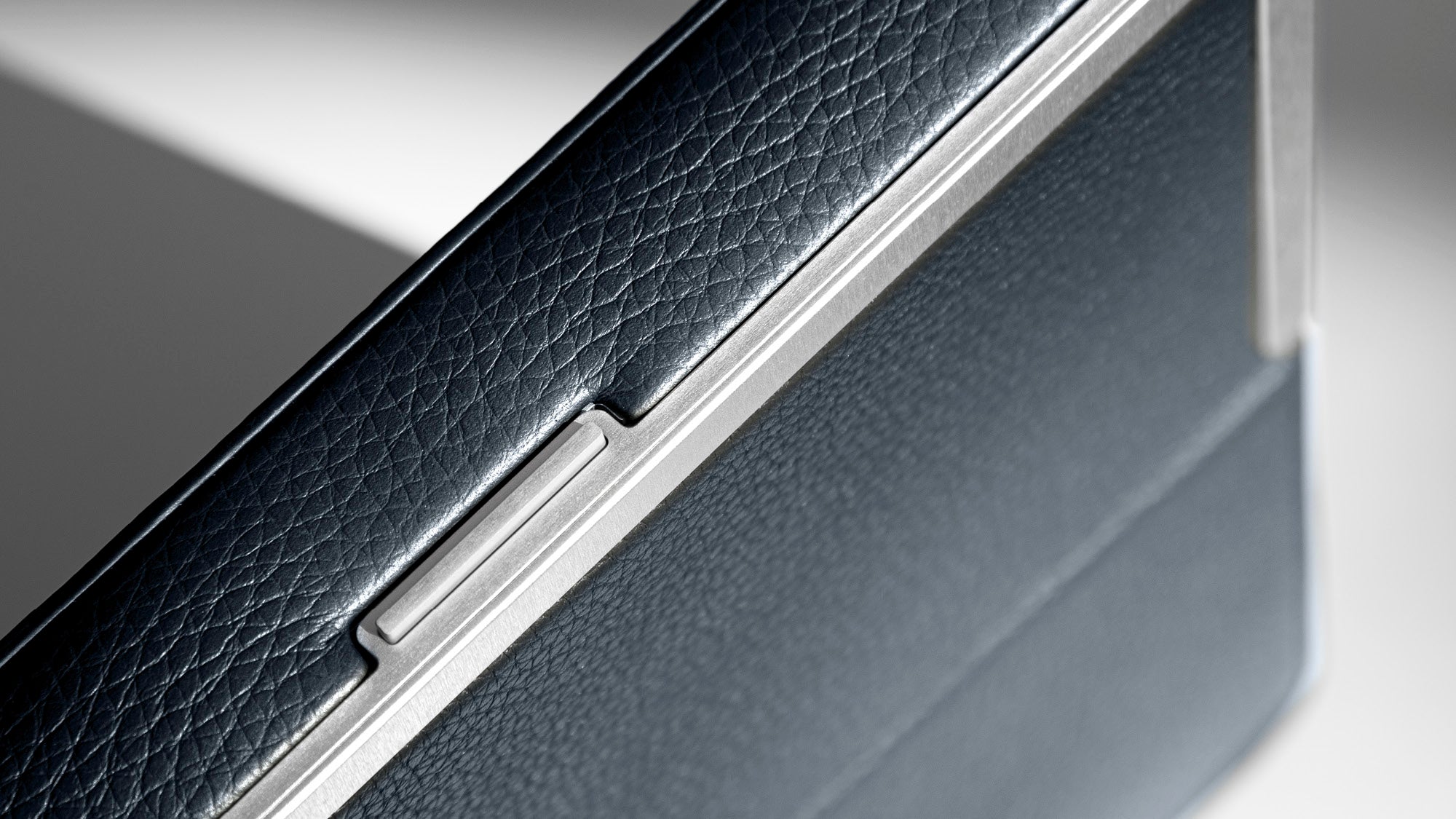 lock of the luxury travel wallet, aluminium details of the travel wallet
