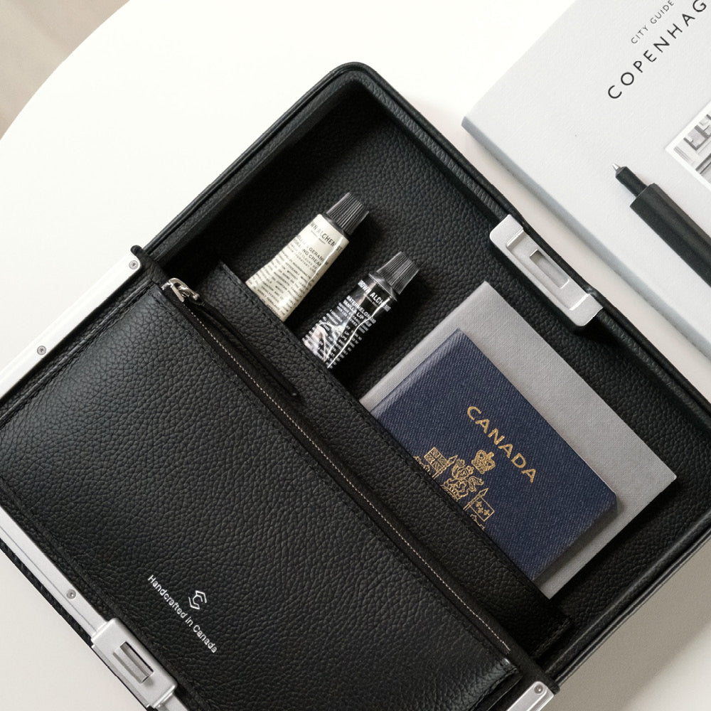 Charles-Simon_Travel_Fraser_background, open travel wallet in black and organization of the interior
