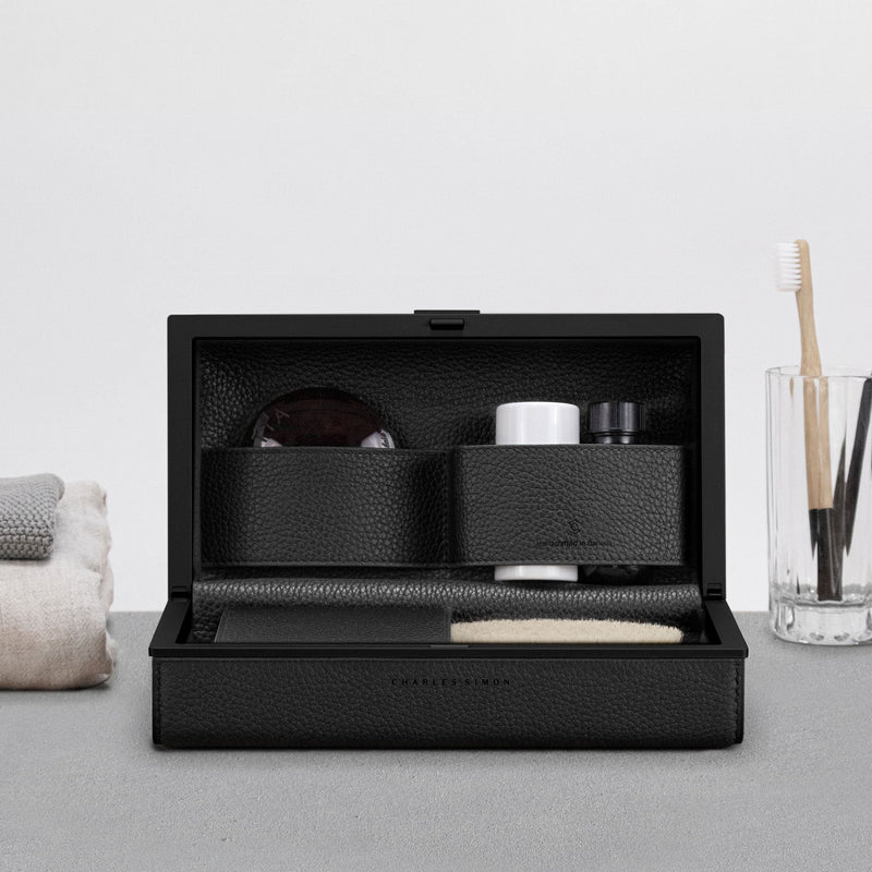Charles Simon Moraine all black lifestyle 1